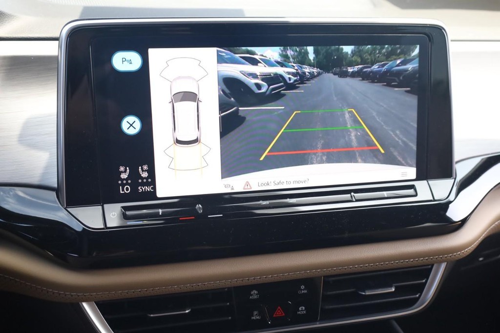 Volkswagen Atlas Cross Sport Vehicle Full-screen Gallery Image 12