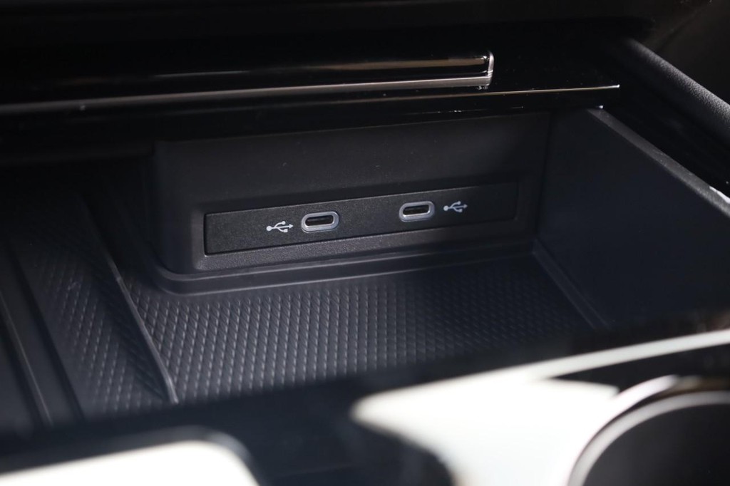 Volkswagen Atlas Cross Sport Vehicle Full-screen Gallery Image 14