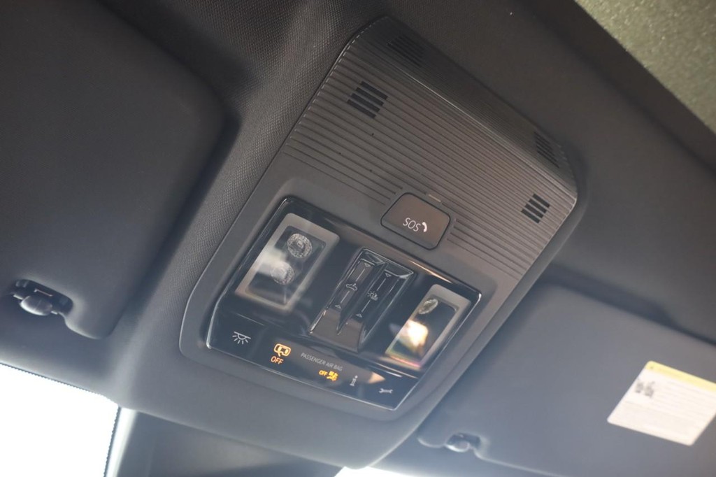 Volkswagen Atlas Cross Sport Vehicle Full-screen Gallery Image 16