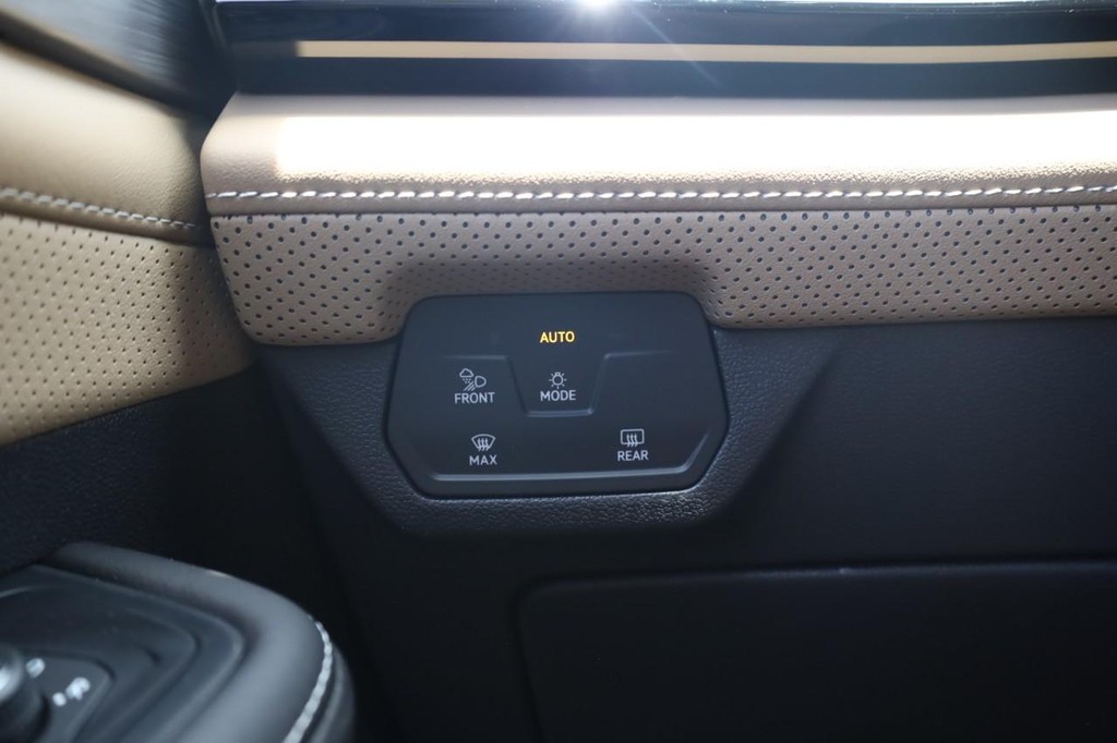 Volkswagen Atlas Cross Sport Vehicle Full-screen Gallery Image 18