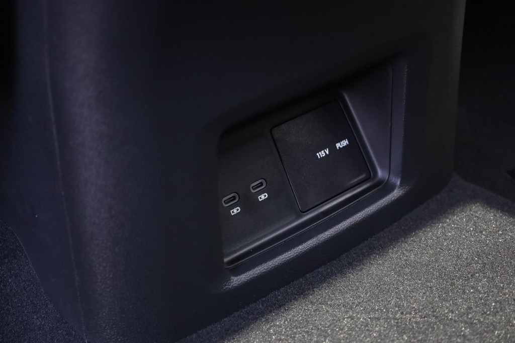Volkswagen Atlas Cross Sport Vehicle Full-screen Gallery Image 21