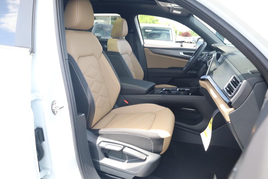 Volkswagen Atlas Cross Sport Vehicle Full-screen Gallery Image 23