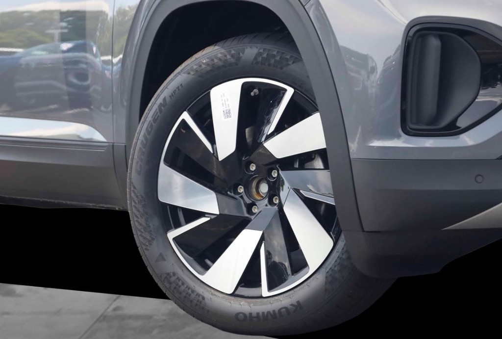 Volkswagen Atlas Cross Sport Vehicle Full-screen Gallery Image 3