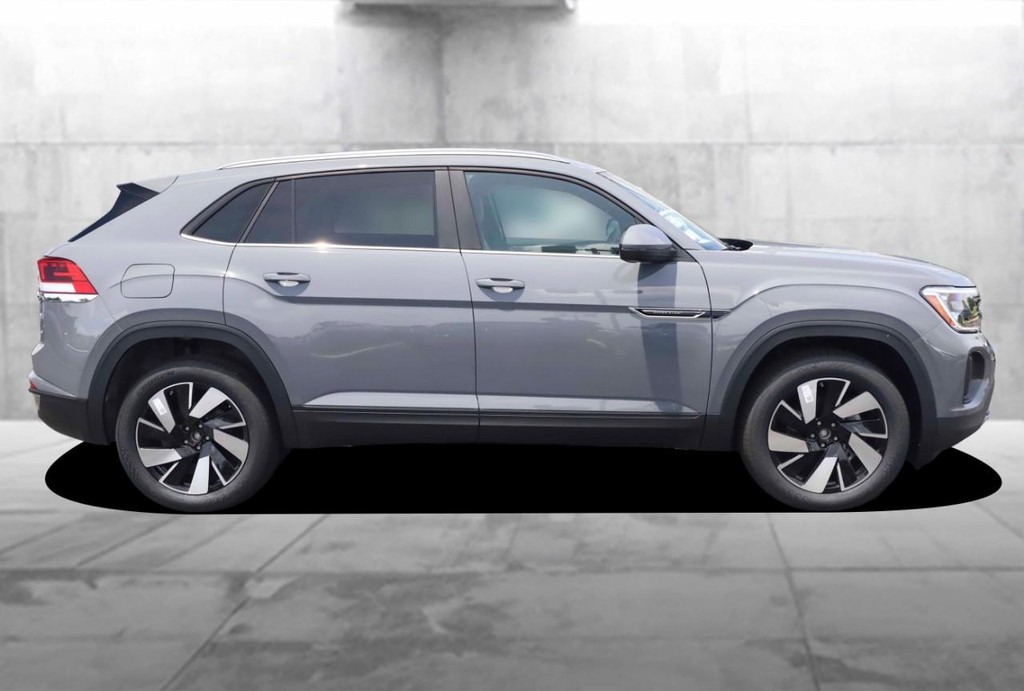 Volkswagen Atlas Cross Sport Vehicle Full-screen Gallery Image 5