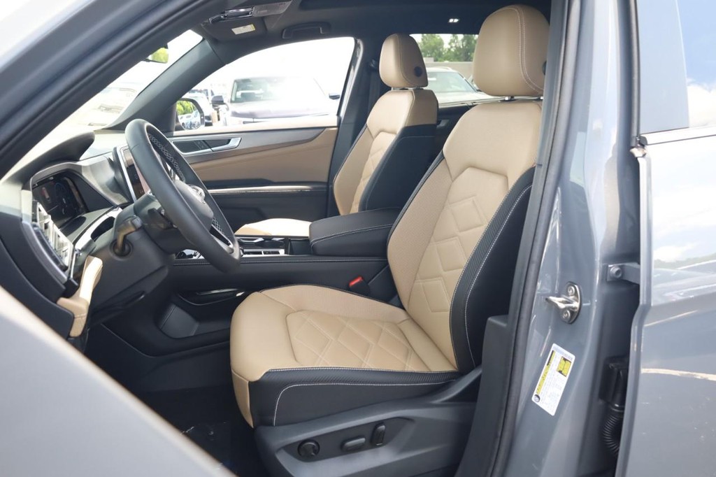 Volkswagen Atlas Cross Sport Vehicle Full-screen Gallery Image 8