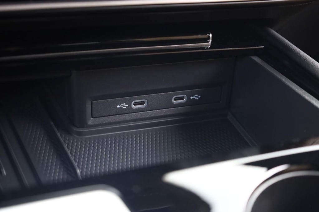 Volkswagen Atlas Cross Sport Vehicle Full-screen Gallery Image 13
