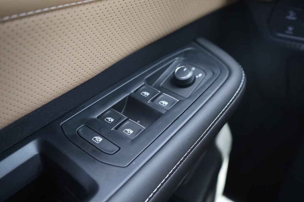 Volkswagen Atlas Cross Sport Vehicle Full-screen Gallery Image 16
