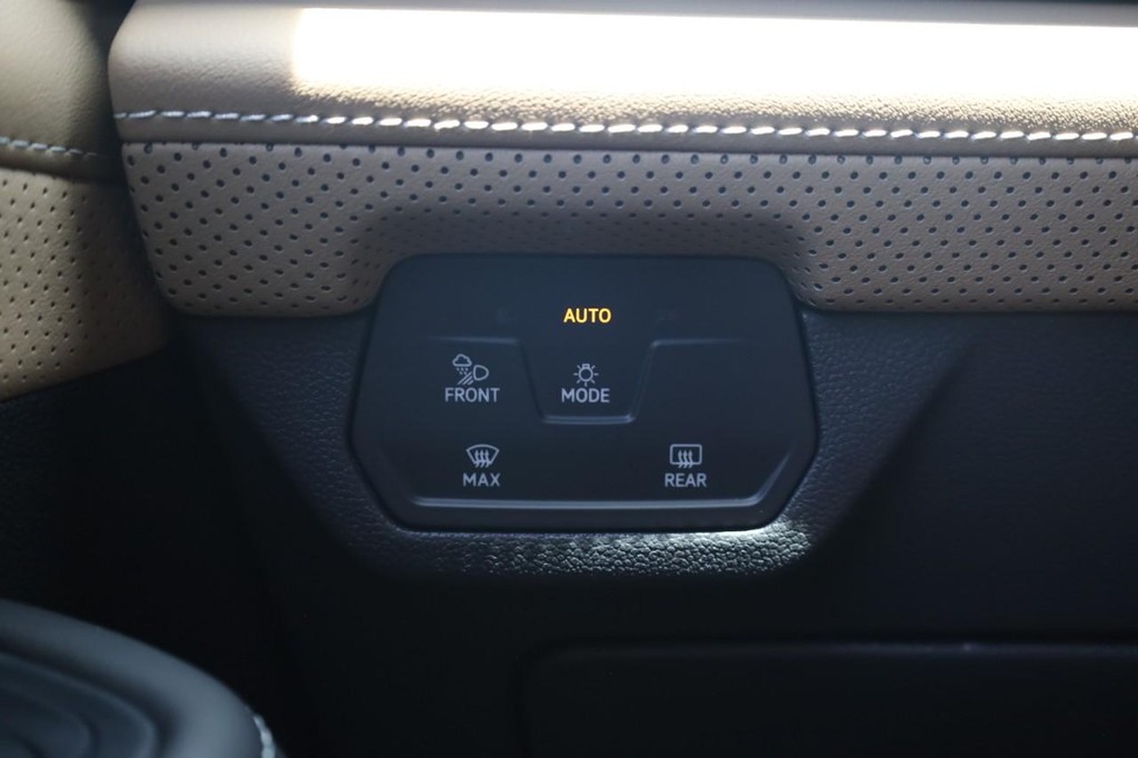 Volkswagen Atlas Cross Sport Vehicle Full-screen Gallery Image 17