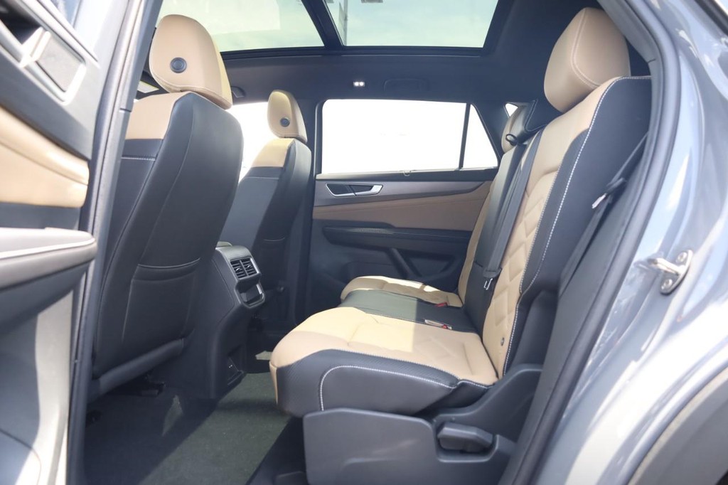 Volkswagen Atlas Cross Sport Vehicle Full-screen Gallery Image 19