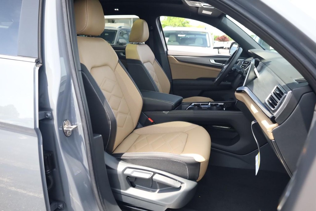 Volkswagen Atlas Cross Sport Vehicle Full-screen Gallery Image 23