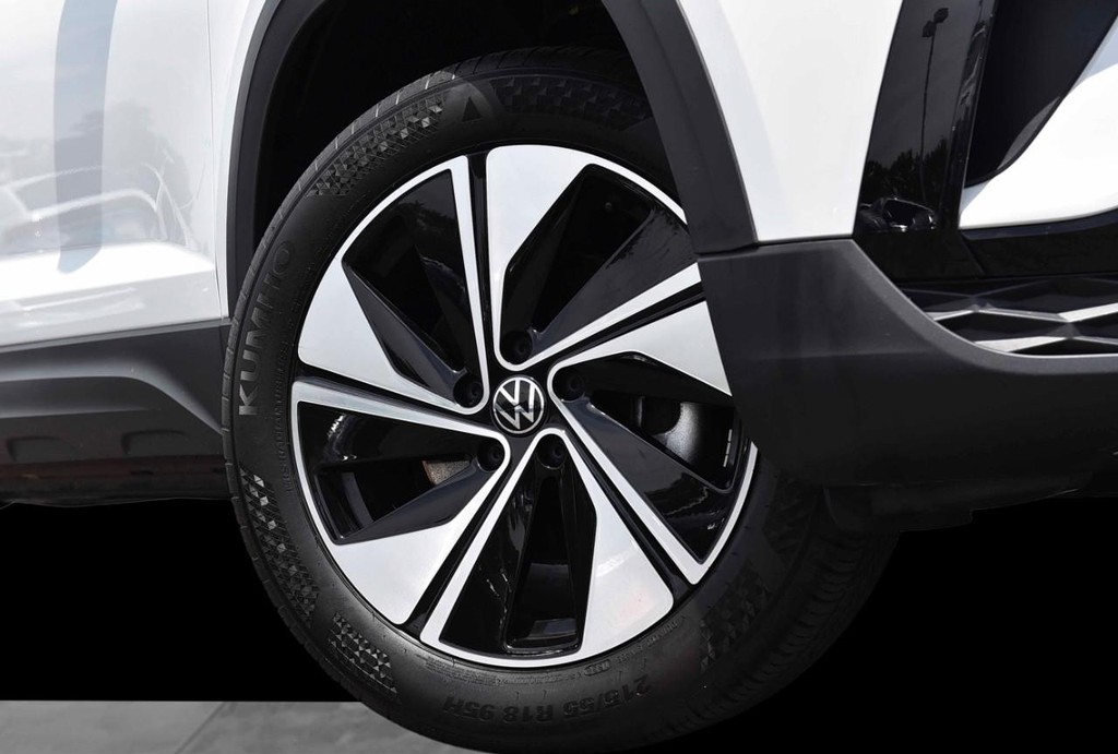 Volkswagen Taos Vehicle Full-screen Gallery Image 3