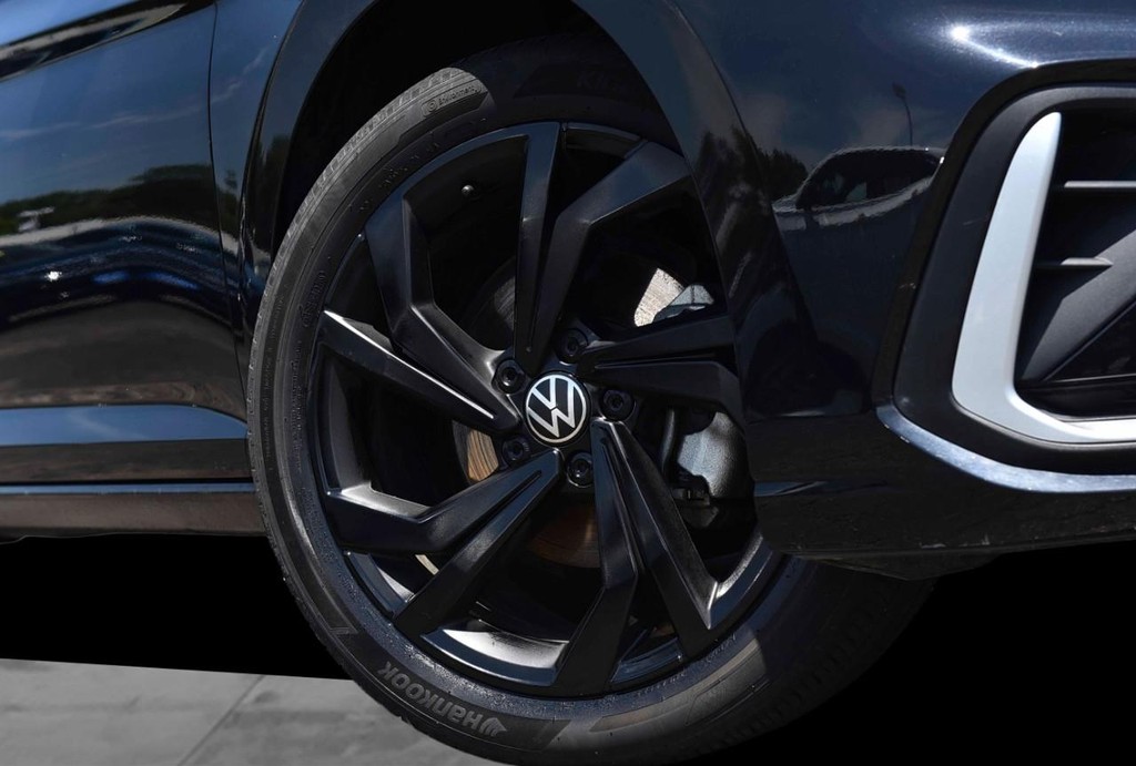 Volkswagen Jetta Vehicle Full-screen Gallery Image 3