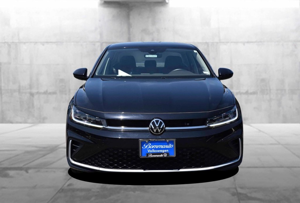 Volkswagen Jetta Vehicle Full-screen Gallery Image 4