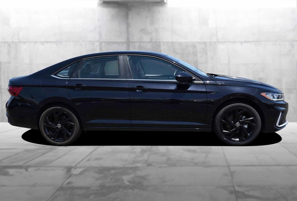 Volkswagen Jetta Vehicle Full-screen Gallery Image 5
