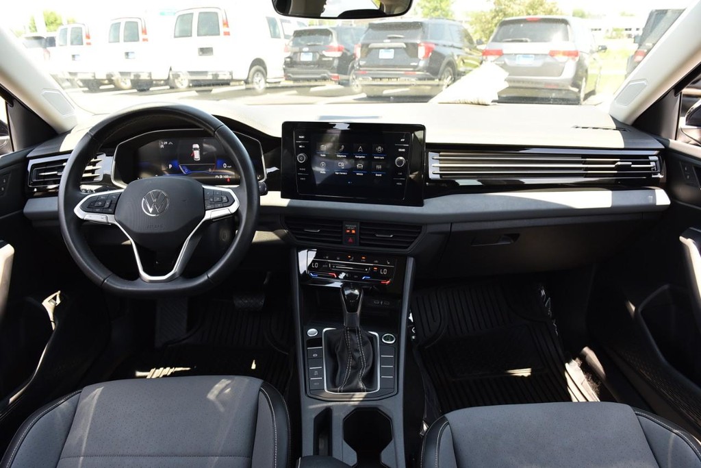Volkswagen Jetta Vehicle Full-screen Gallery Image 7