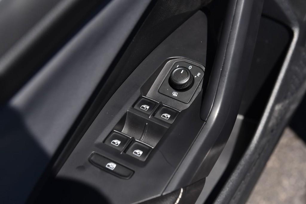 Volkswagen Jetta Vehicle Full-screen Gallery Image 8