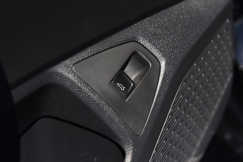 Volkswagen Jetta Vehicle Full-screen Gallery Image 9