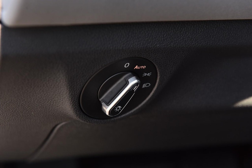 Volkswagen Jetta Vehicle Full-screen Gallery Image 11