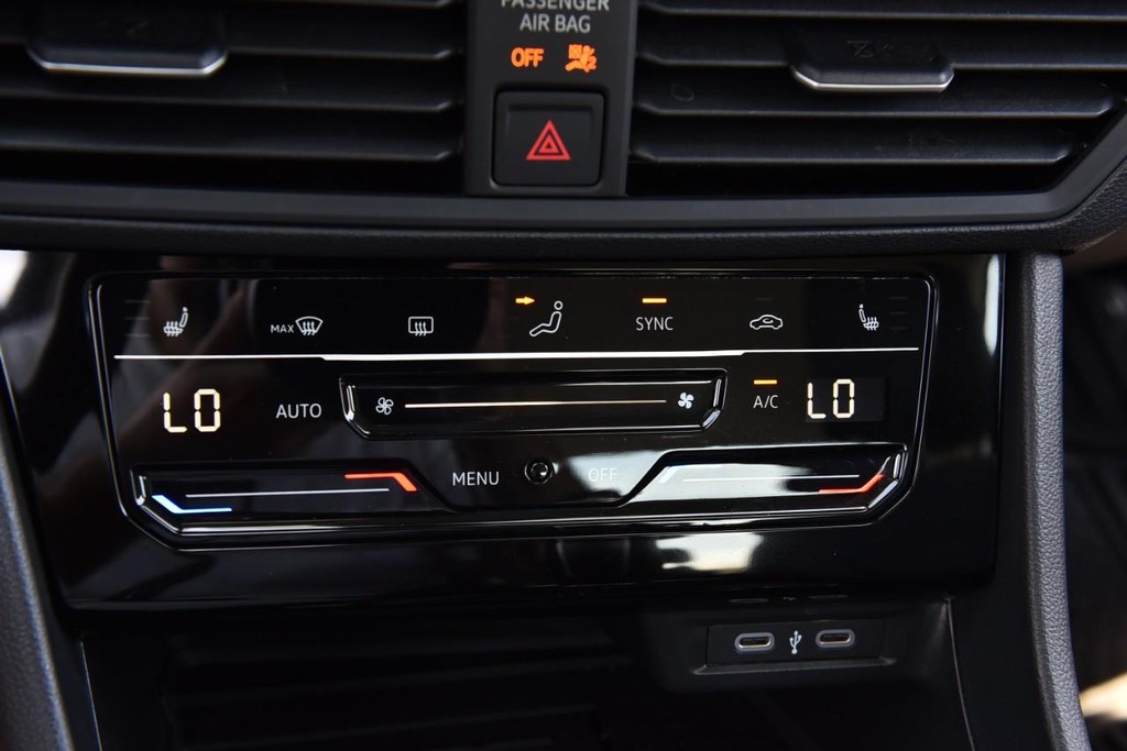 Volkswagen Jetta Vehicle Full-screen Gallery Image 15