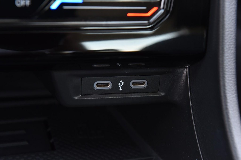 Volkswagen Jetta Vehicle Full-screen Gallery Image 16