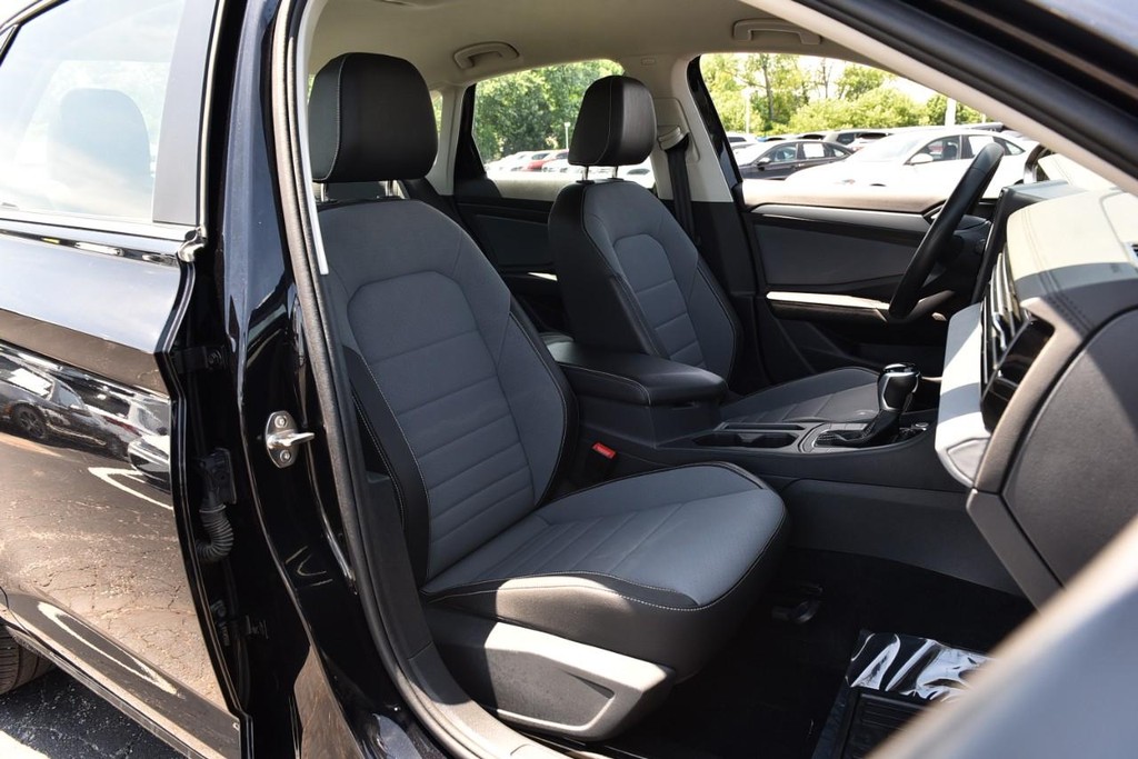 Volkswagen Jetta Vehicle Full-screen Gallery Image 21