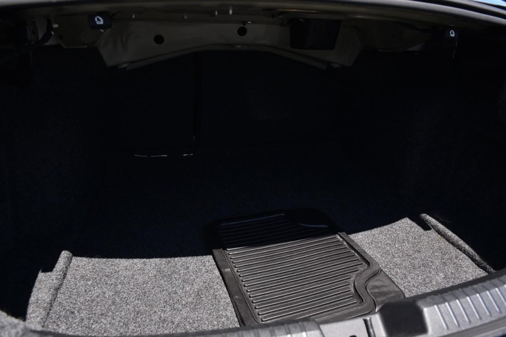 Volkswagen Jetta Vehicle Full-screen Gallery Image 23
