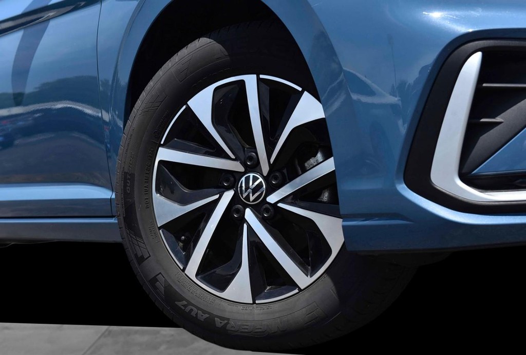 Volkswagen Jetta Vehicle Full-screen Gallery Image 3