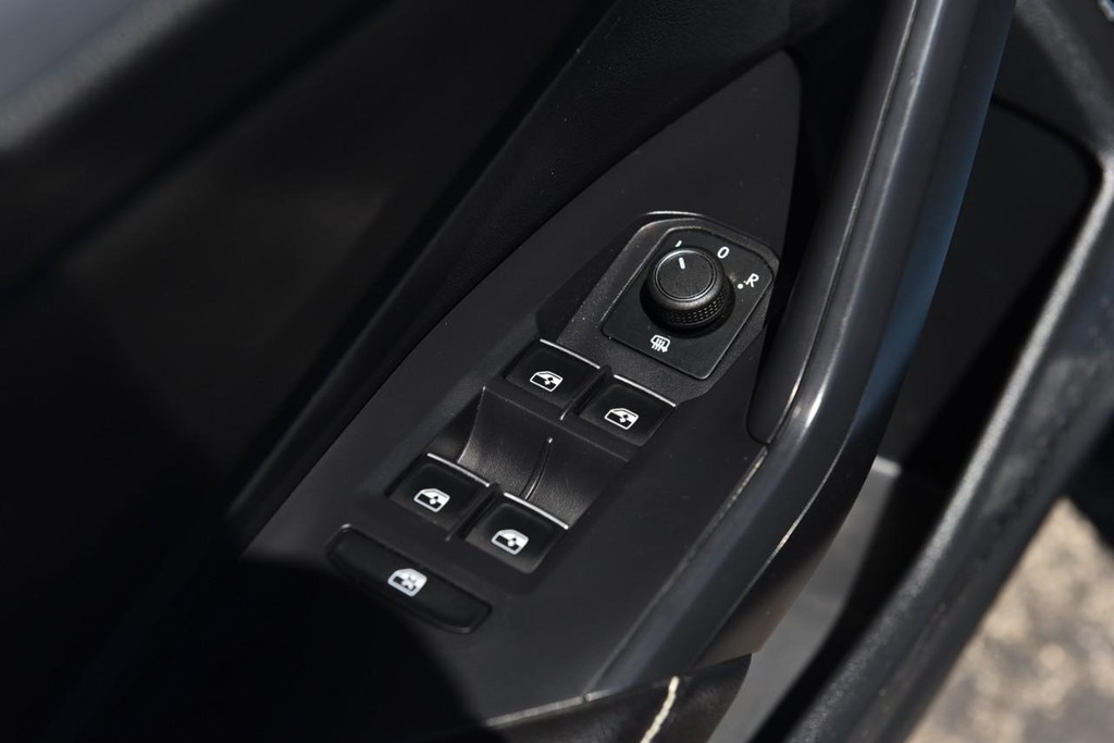 Volkswagen Jetta Vehicle Full-screen Gallery Image 8
