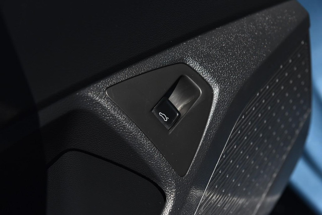Volkswagen Jetta Vehicle Full-screen Gallery Image 9