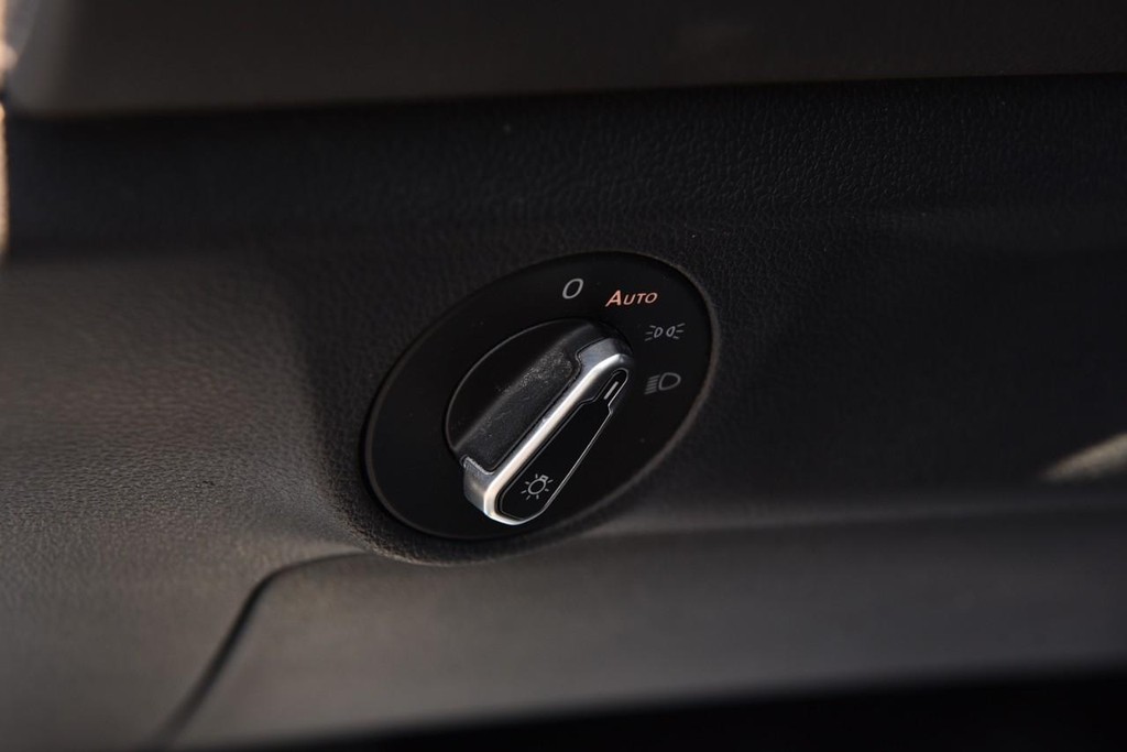 Volkswagen Jetta Vehicle Full-screen Gallery Image 11