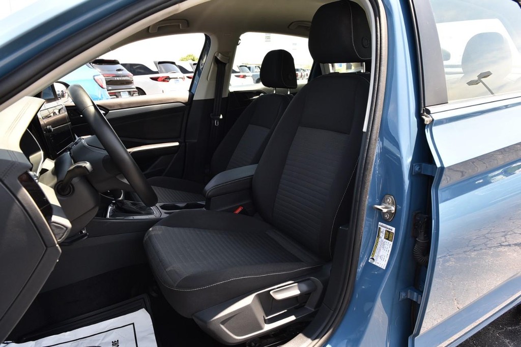 Volkswagen Jetta Vehicle Full-screen Gallery Image 19