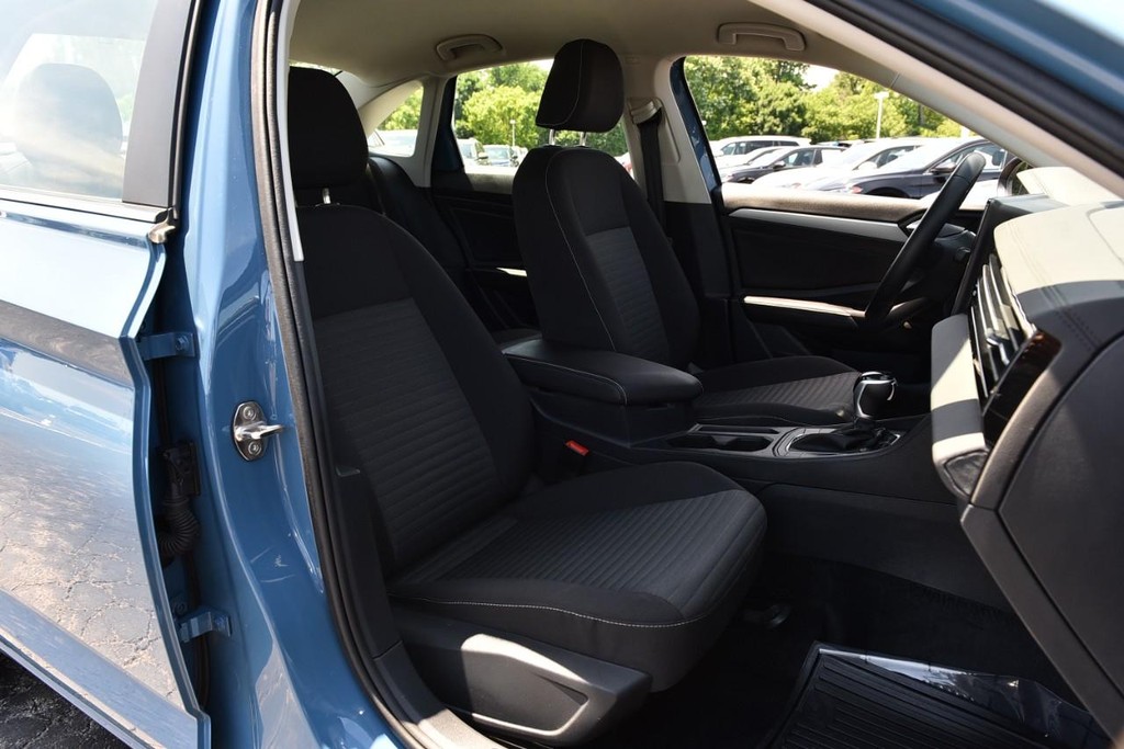 Volkswagen Jetta Vehicle Full-screen Gallery Image 20