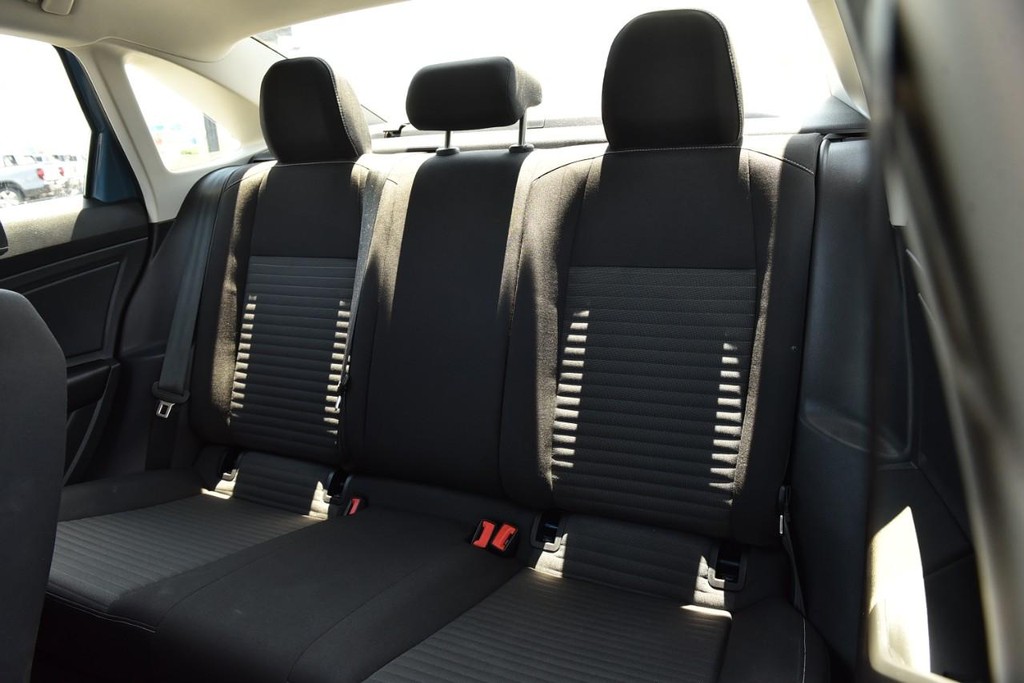 Volkswagen Jetta Vehicle Full-screen Gallery Image 21