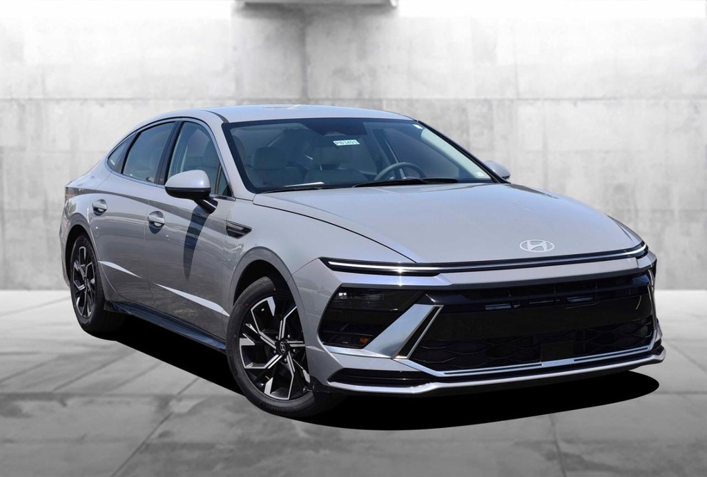 Hyundai Sonata Vehicle Full-screen Gallery Image 2