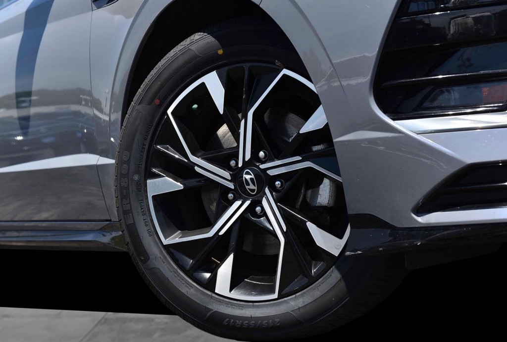 Hyundai Sonata Vehicle Full-screen Gallery Image 3