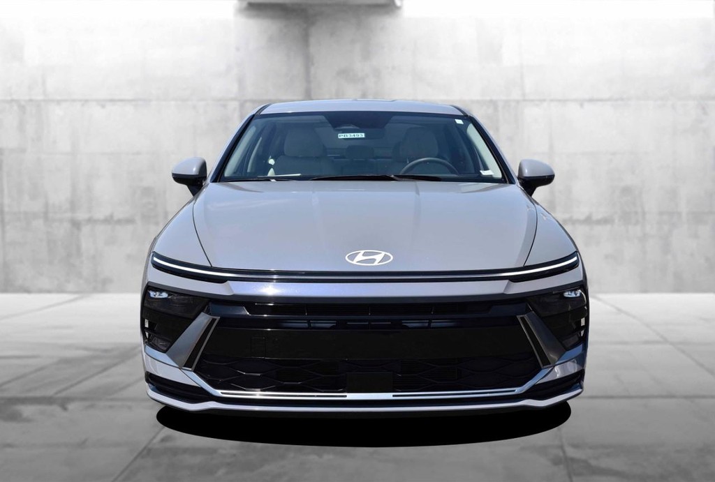Hyundai Sonata Vehicle Full-screen Gallery Image 4