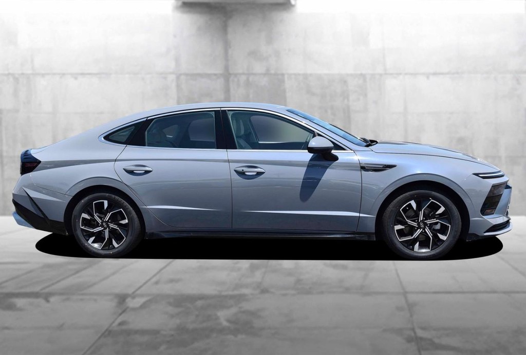 Hyundai Sonata Vehicle Full-screen Gallery Image 5