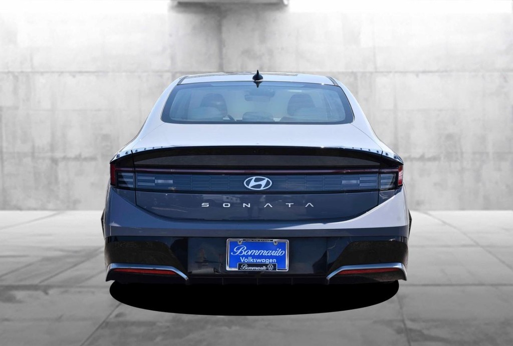 Hyundai Sonata Vehicle Full-screen Gallery Image 6