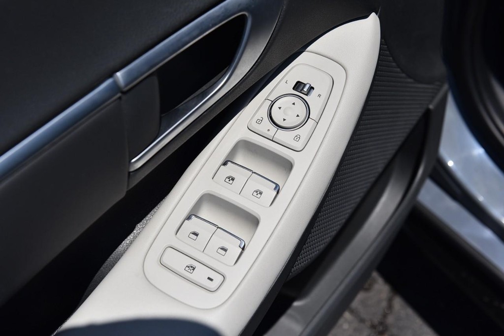 Hyundai Sonata Vehicle Full-screen Gallery Image 8