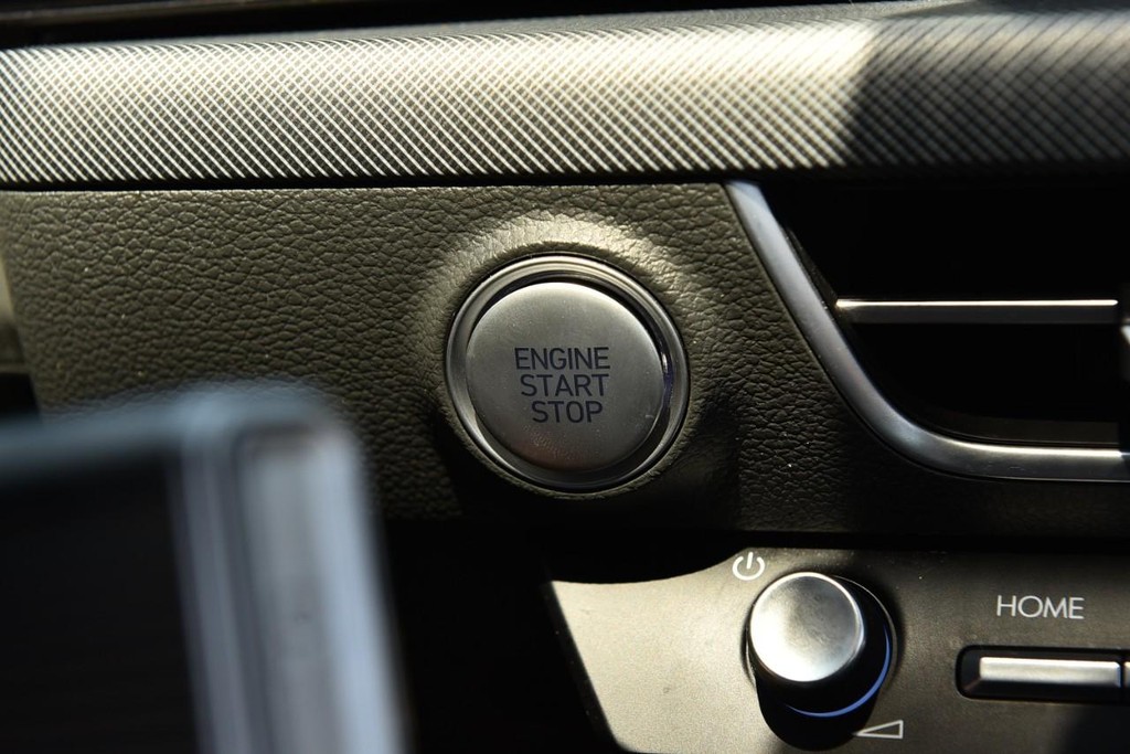 Hyundai Sonata Vehicle Full-screen Gallery Image 16