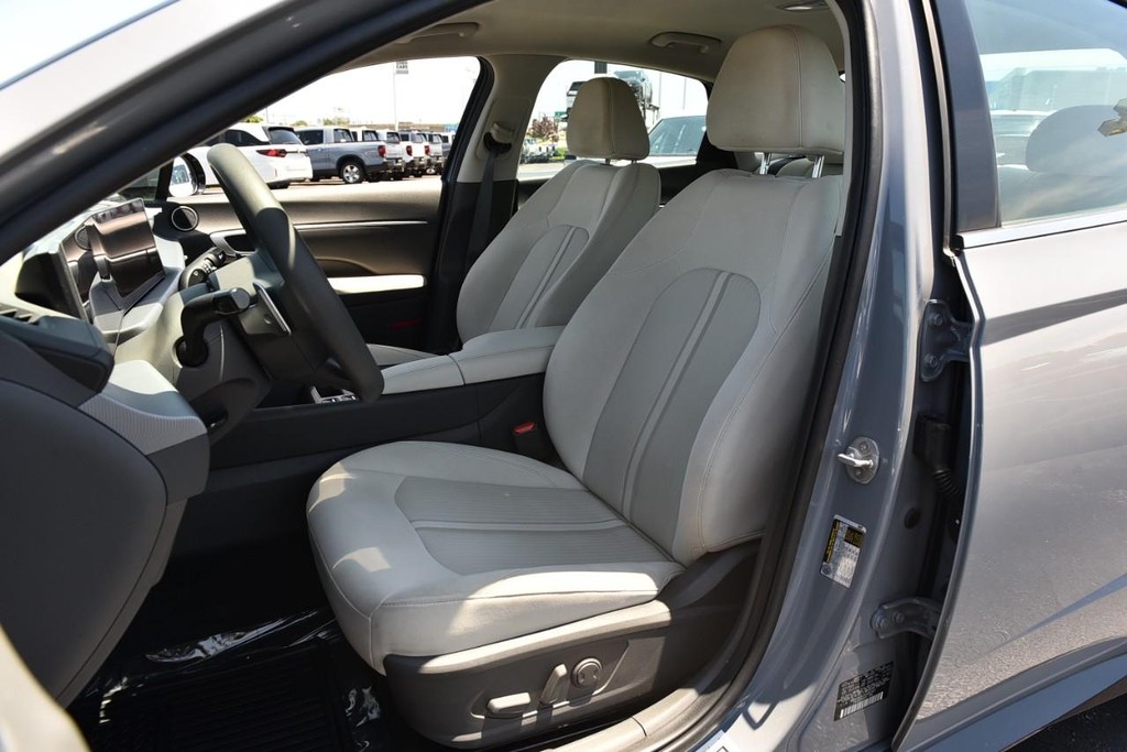 Hyundai Sonata Vehicle Full-screen Gallery Image 18