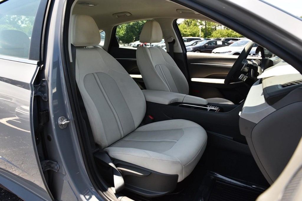 Hyundai Sonata Vehicle Full-screen Gallery Image 19
