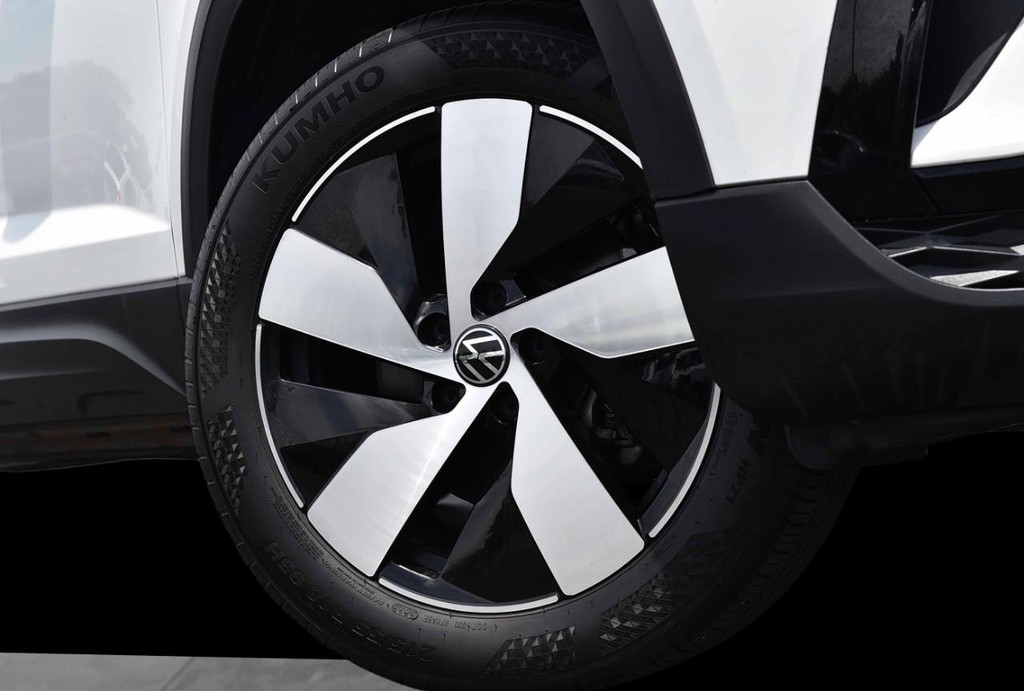 Volkswagen Taos Vehicle Full-screen Gallery Image 3