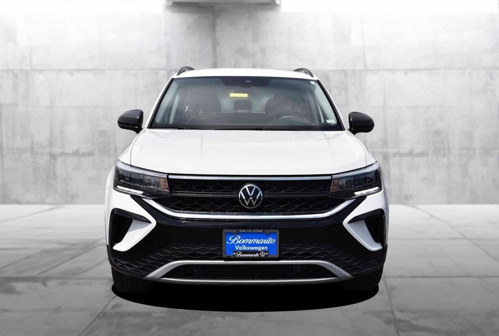 Volkswagen Taos Vehicle Full-screen Gallery Image 4