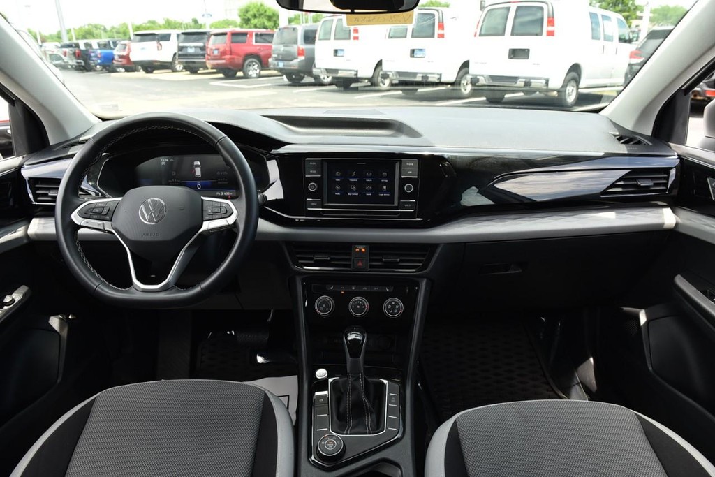 Volkswagen Taos Vehicle Full-screen Gallery Image 7