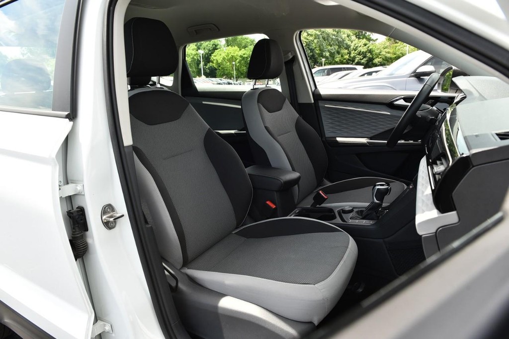 Volkswagen Taos Vehicle Full-screen Gallery Image 21