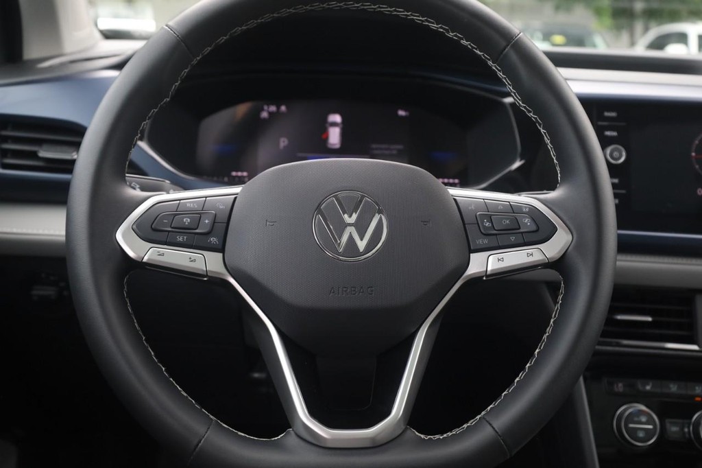Volkswagen Taos Vehicle Full-screen Gallery Image 8