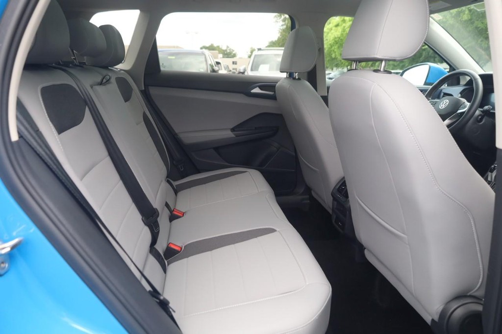 Volkswagen Taos Vehicle Full-screen Gallery Image 21