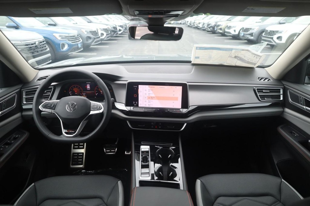 Volkswagen Atlas Vehicle Full-screen Gallery Image 7