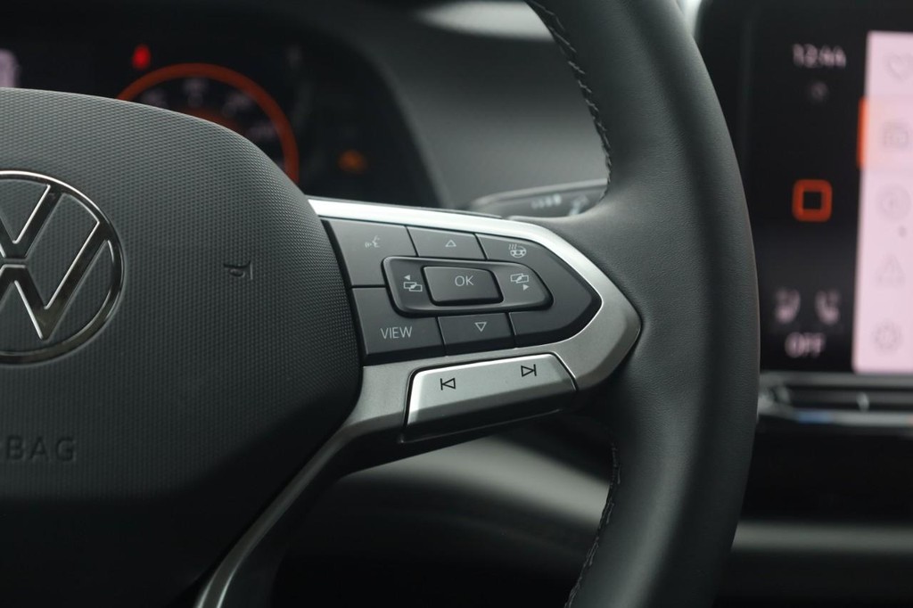 Volkswagen Atlas Vehicle Full-screen Gallery Image 9